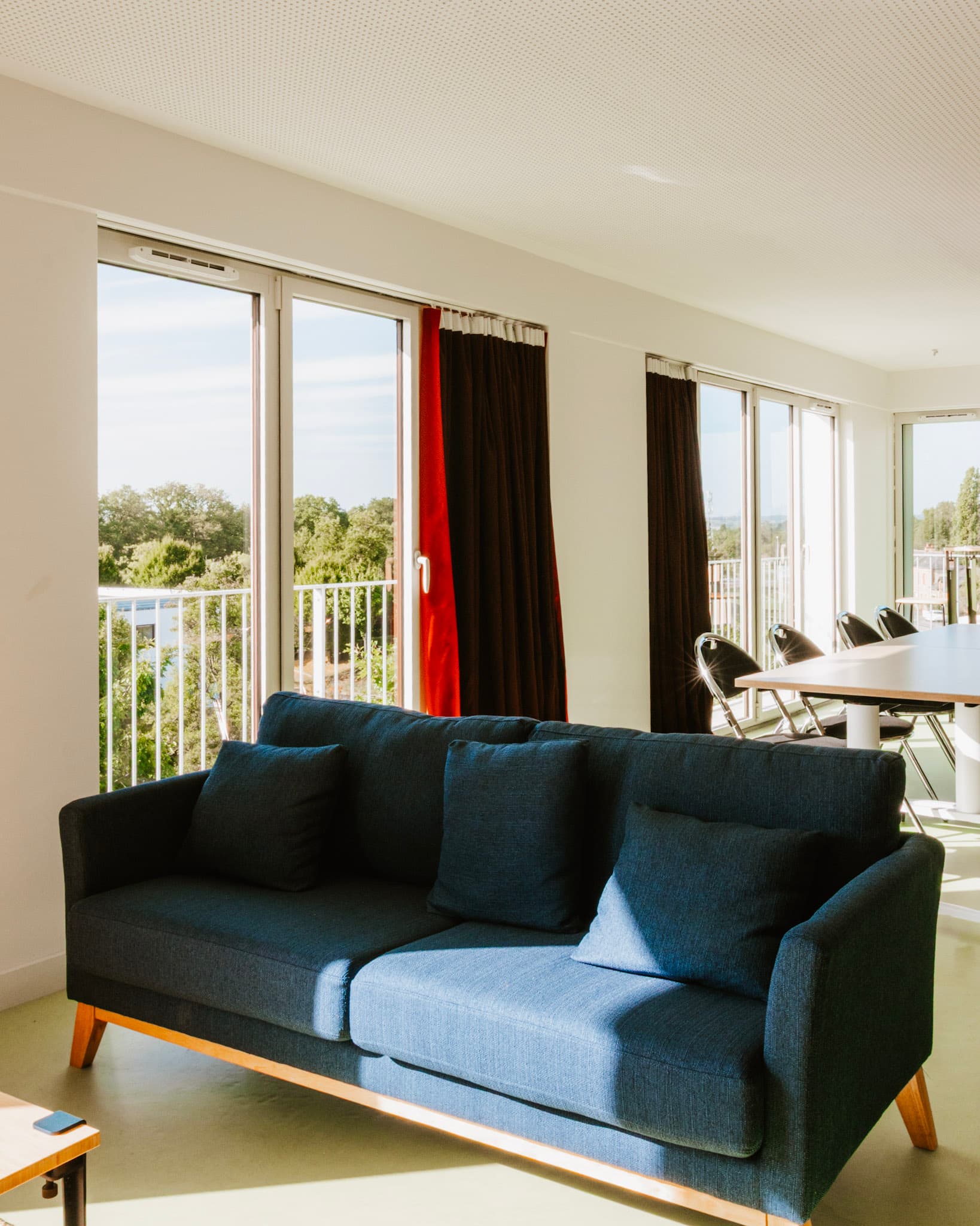 Salon avec canapé de la colocation, Résidence Rosolino